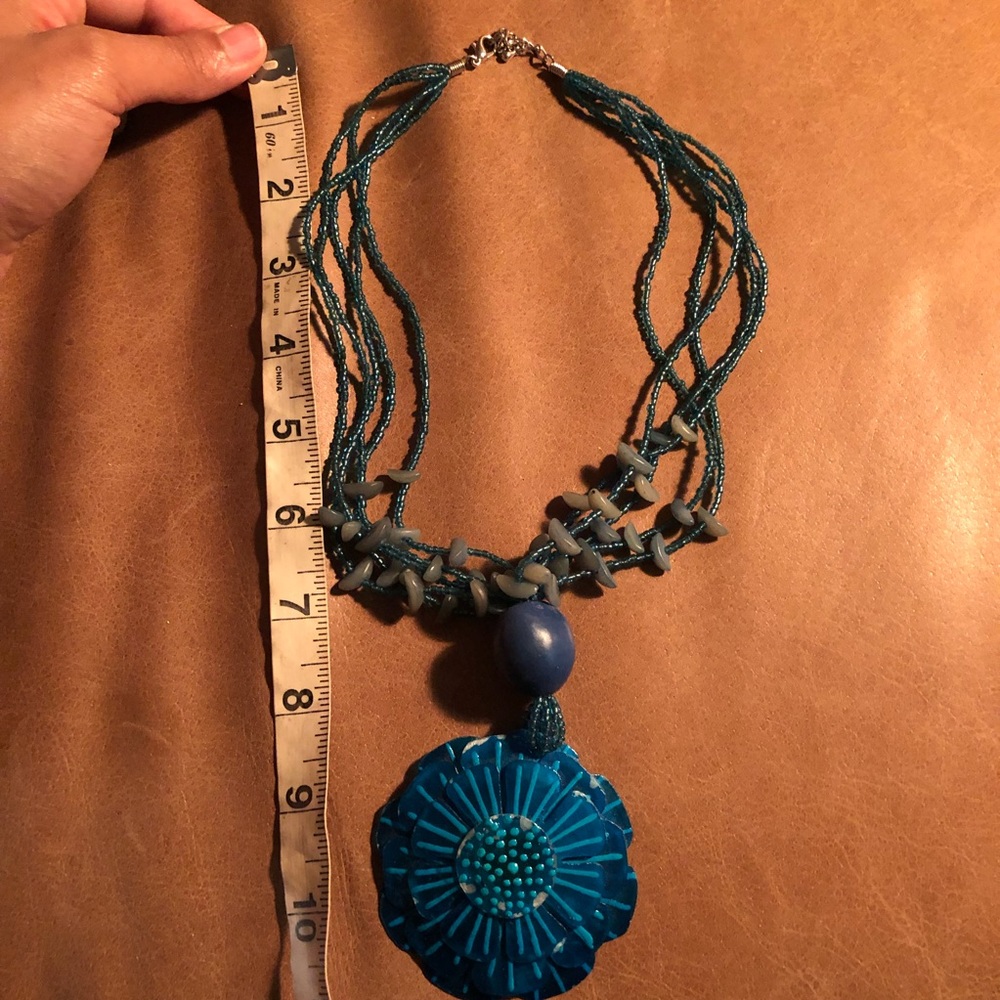 Vibrant blue vintage flower pendant necklace - Picture 6 of 6